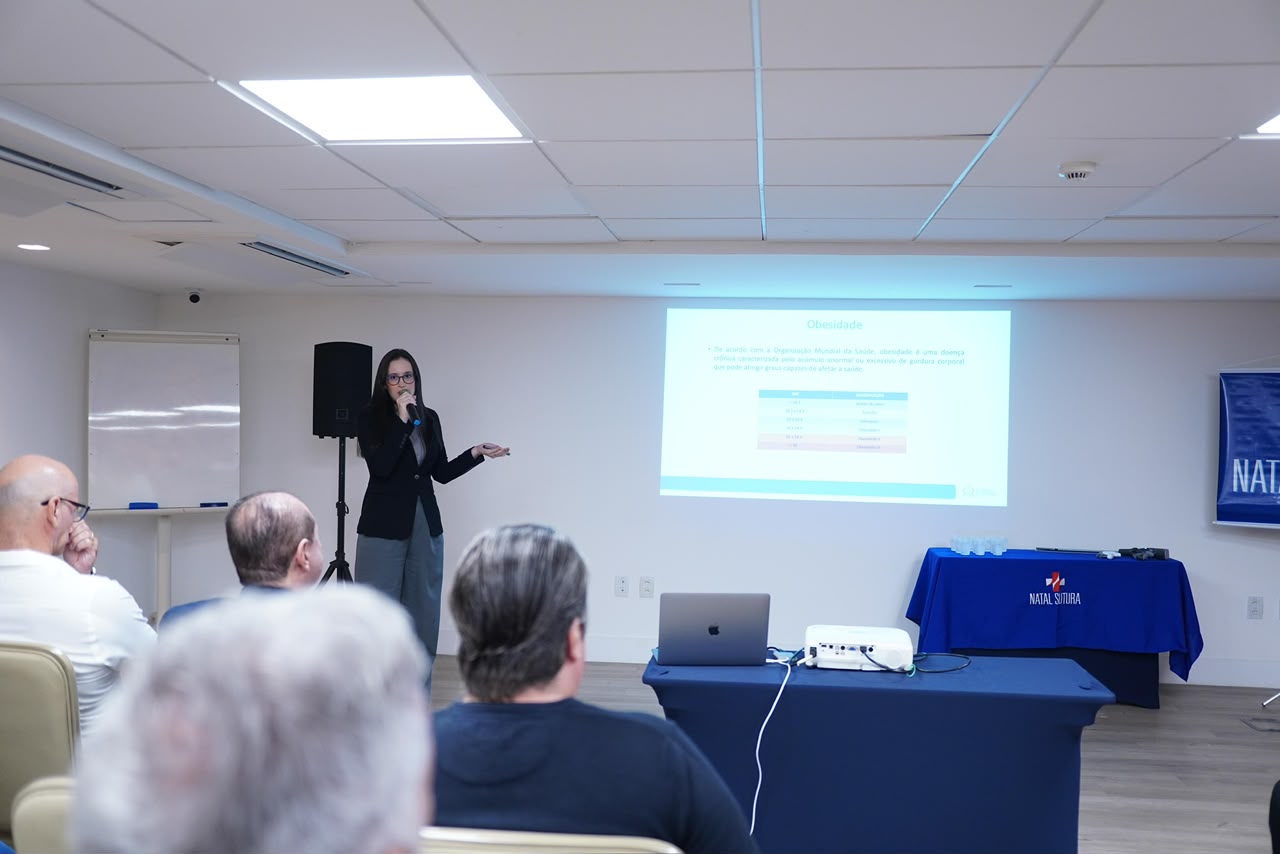 Victoria palestrando sobre obesidade